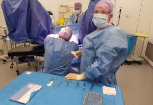 Een ingreep op de operatiekamer van Karmenta